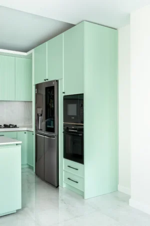 کابینت‌های نئو کلاسیک سبز نعناعی در آشپزخانه‌ای با طراحی مدرن