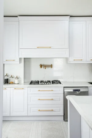 دکوراسیون آشپزخانه نئو کلاسیک با جزئیات طلایی.