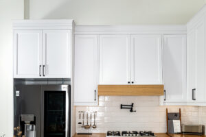 آشپزخانه نئو کلاسیک با فضای باز و دکور ساده