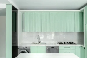 سبک نئو کلاسیک در طراحی آشپزخانه با رنگ سبز نعناعی و جزئیات شیک