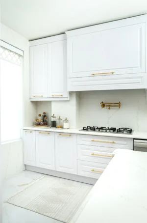 جزئیات ظریف و شیک در آشپزخانه نئو کلاسیک.