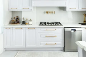 ترکیب سنتی و مدرن در دکوراسیون آشپزخانه نئو کلاسیک.