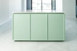 آشپزخانه نئو کلاسیک با رنگ سبز نعناعی، فضایی شیک و آرام‌بخش ایجاد کرده است.