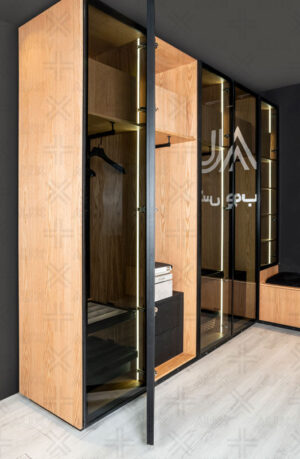 کمد چوبی مینیمال با درب شیشه‌ای مات و نورپردازی داخلی