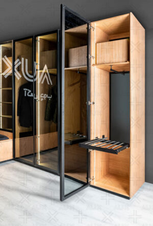 کمد لباس شیک با ترکیب چوب طبیعی و شیشه تیره در دکوراسیون داخلی