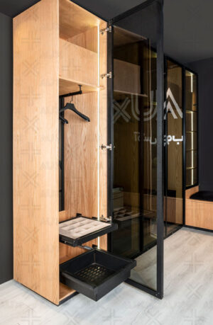 طراحی کمد لباس با قفسه‌ها و جایگاه آویز لباس به همراه کشوهای چندمنظوره