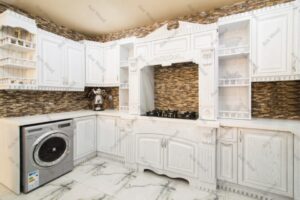 آشپزخانه لوکس با کابینت روکش چوب سفید و دیوارپوش سنگی