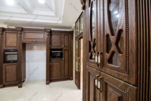 آشپزخانه کلاسیک با کابینت روکش چوب