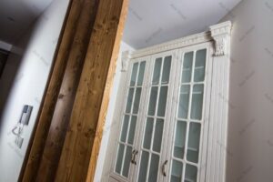 کابینت آشپزخانه کرم رنگ با قفسه شیشه‌ای مدرن