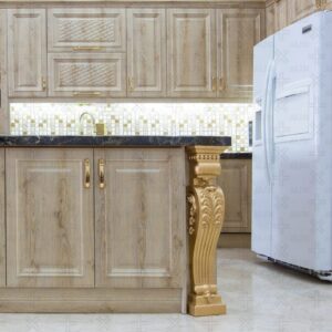 دکوراسیون آشپزخانه سلطنتی با کابینت روکش چوب و سرستون منبت