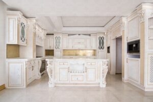 کابینت روکش چوب سبک کلاسیک با شیشه‌های دکوراتیو