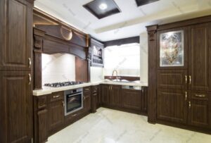 آشپزخانه لوکس با کابینت روکش چوب تیره و ویترین شیشه‌ای