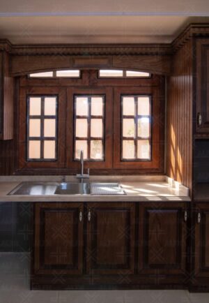 ستون‌ها و قاب‌بندی‌های برجسته با حکاکی‌های ظریف که به سبک نئوکلاسیک نزدیک است.