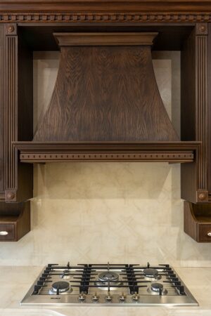 آشپزخانه با صفحه‌سنگ روشن و سینک با شیر طلایی