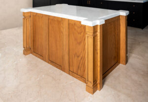 کابینت آشپزخانه مشکی با روکش چوب بلوط و صفحه رویه سفید