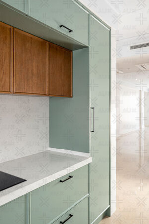 کابینت آشپزخانه سبز مدرن با قفسه روکش چوبی