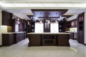 طراحی آشپزخانه کلاسیک با کابینت روکش چوب گردویی و صفحه سنگ روشن