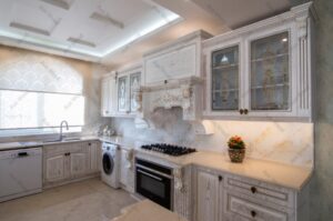 کابینت آشپزخانه کلاسیک با رنگ روشن و فضای جزیره کاربردی