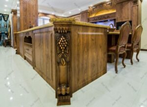 کابینت روکش چوب روشن با جزئیات منبت‌کاری