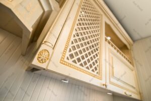 آشپزخانه کلاسیک با کابینت روکش چوب و جزئیات منبت‌کاری