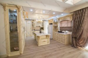 دکوراسیون آشپزخانه کلاسیک با کابینت روکش چوب و جزیره مرکزی