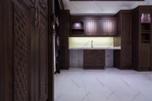 آشپزخانه بزرگ با کابینت روکش چوب تیره و جزیره مرکزی کاربردی