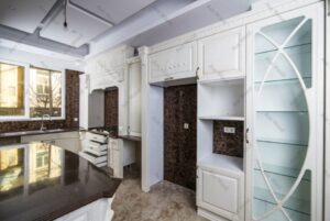 کابینت آشپزخانه با ترکیب رنگ کرم و قهوه‌ای سنگی