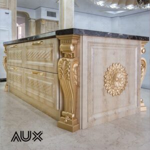 دکوراسیون آشپزخانه سلطنتی با کابینت روکش چوب و سرستون منبت