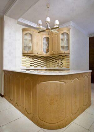 کابینت جزیره‌دار کلاسیک با منبت‌کاری ظریف