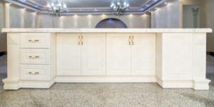 طراحی داخلی آشپزخانه با کابینت روکش چوب سفید