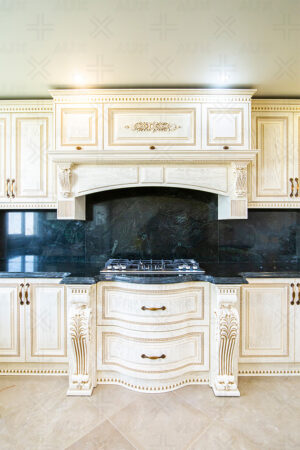 آشپزخانه کلاسیک با هود مخفی و طراحی برجسته روی درب‌ه