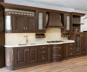 کابینت روکش چوب با ترکیب شیشه و شبکه چوبی روی درب‌ها