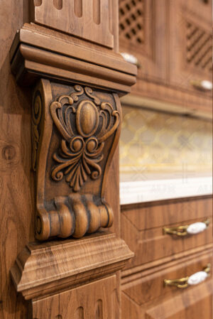 کابینت روکش چوب کلاسیک با ستون‌های حکاکی شده