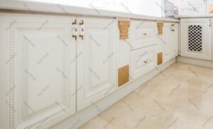 آشپزخانه لوکس با کابینت روکش چوب سفید و جزئیات منبت طلایی