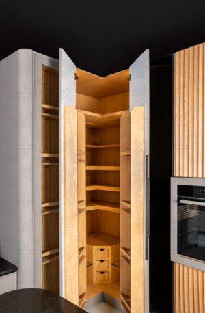 کابینت آشپزخانه مدرن با ترکیب رنگ طوسی و روکش چوب روشن