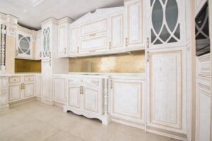 کابینت آشپزخانه روکش چوب با ستون‌های منبت‌کاری شده