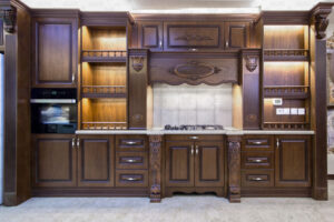دکوراسیون آشپزخانه سنتی با کابینت روکش چوب
