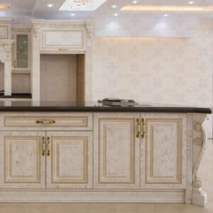 کابینت روکش چوب سفید طلایی با طراحی جزیره کارآمد