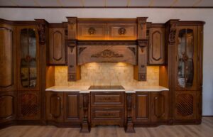 کابینت آشپزخانه کلاسیک با جزئیات تزئینی چوبی