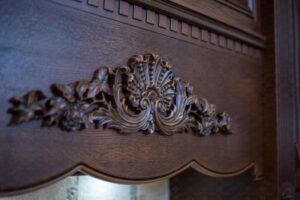 کابینت چوبی آشپزخانه با دستگیره‌های طلایی و طراحی مجلل