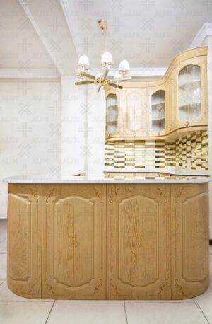 کابینت آشپزخانه کلاسیک با ویترین شیشه‌ای و نورپردازی