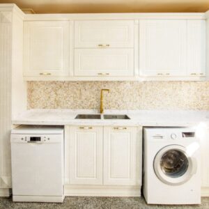 کابینت سفید با صفحه کوارتز و جزیره بزرگ