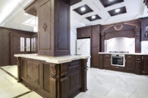 کابینت روکش چوب با جزیره کاربردی و چراغ‌های آویز مدرن