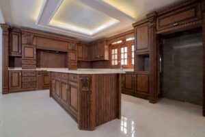 کابینت کلاسیک با روکش چوب قهوه ای