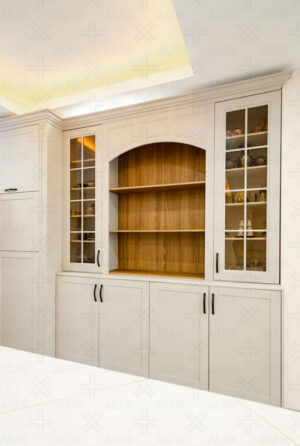 کابینت آشپزخانه روکش چوب با ویترین شیشه‌ای و قفسه‌های باز در مرکز