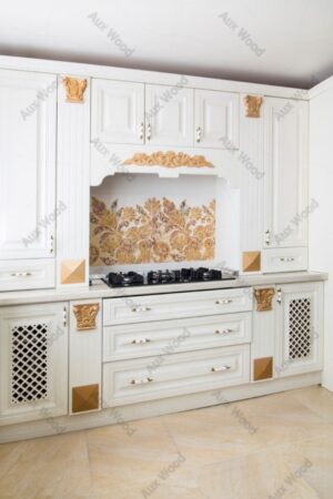 کابینت آشپزخانه کلاسیک با رنگ سفید و طلایی و صفحه سنگ روشن