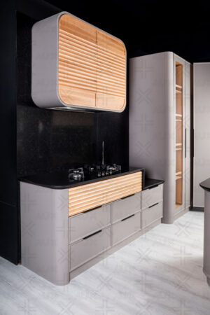 کابینت آشپزخانه مدرن با ترکیب رنگ طوسی و روکش چوب روشن