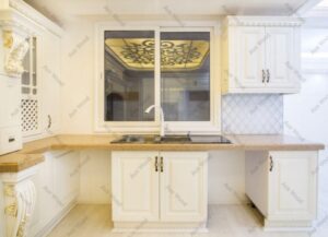 آشپزخانه لوکس با کابینت روکش چوب سفید و کاشی بین‌کابینتی طرح لوزی