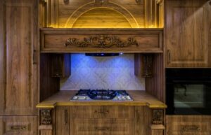 کابینت روکش چوب روشن با جزئیات منبت‌کاری