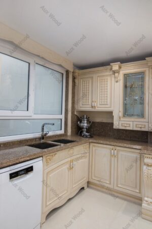 کابینت روکش چوب کرم با طراحی ستون‌های منبت‌کاری شده